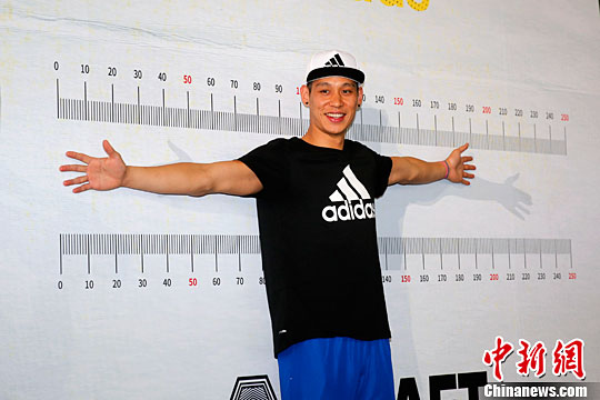 图为林书豪当天下午出席记者会时,测量臂展.