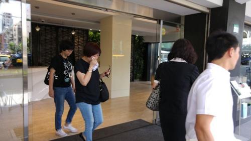 台湾导演齐柏林坠机罹难家属追思难掩伤心