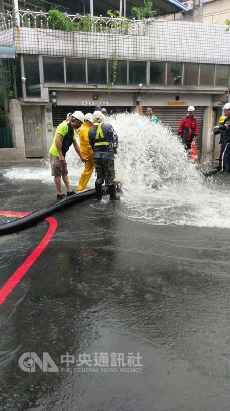 高雄豪大雨灌进大楼地下室436户停电抢修(图)