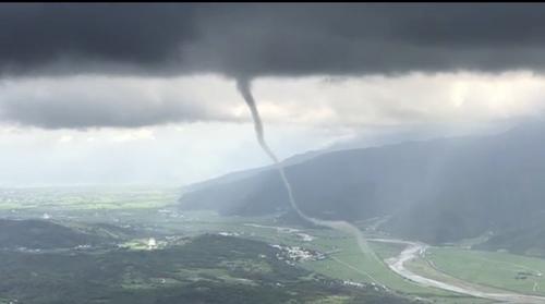 台风过后水气充沛台湾花莲出现漏斗状龙卷风（图）