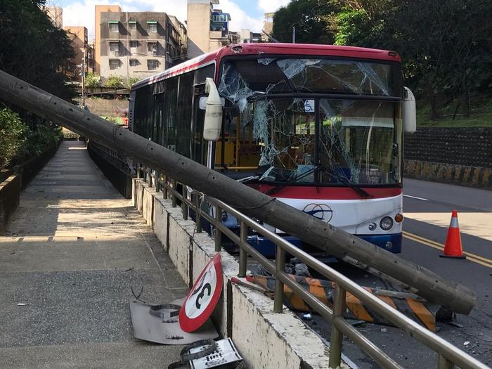 台湾一客运班车发车200米就撞电线杆幸无人受伤