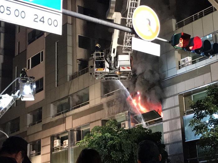 台北市一大楼仓库突发火灾10名消防员受伤送医
