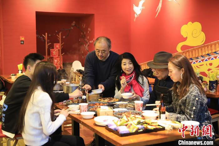 北京台胞：就地过年无碍“初二回娘家”