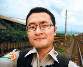 台作家"九把刀":想管台湾未来的人应多说对不起