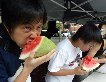 台师大校庆举办西瓜节吃相夸张男女传情图