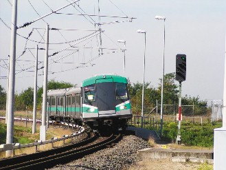 高雄捷运红线开放民众免费试乘,提供快捷舒适的交通方式.