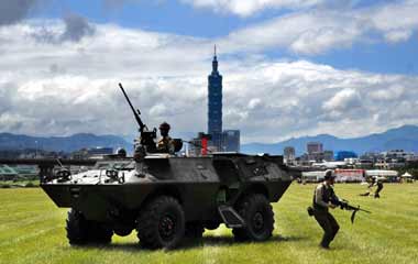 在台北市基隆河边举行,全副武装台军部队自v150装甲运兵车中奔出警戒