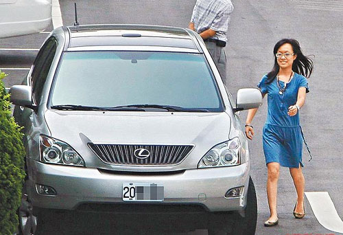 扁妻当庭频哭穷台媒爆扁子女换高档车代步图5