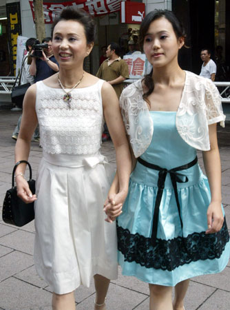 成年妈祖配音人孙翠凤(左)与女儿陈昭婷(右)一齐出席首映会.