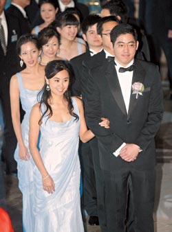 王永庆长孙王泉仁(右)迎娶新娘李晶晶.(台湾《联合报》图)