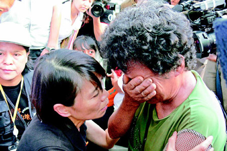 周美青探视灾区 单膝跪地给灾民大大的拥抱(图)