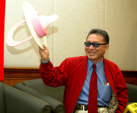 李敖要送李杰特大号奶嘴(图:"中央社")点击查看其