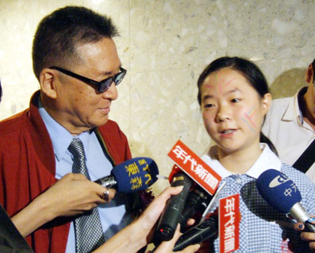 李敖(左)表示,希望小女儿李谌(右)保持竞争实力,期许她成为乱世佳人.