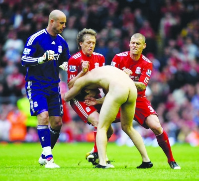 "裸奔帝"输球撒野 球员变保安智擒球迷(图)——中新网