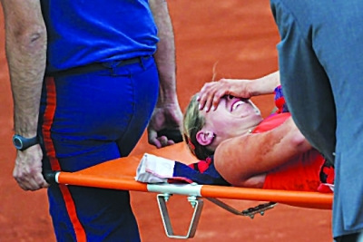 网球美女遭逆转失控躺地痛哭 被担架抬出(图)