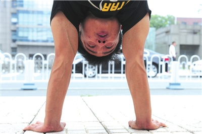 张尚武在王府井的街头,就是靠着倒立,托马斯等表演进行乞讨.
