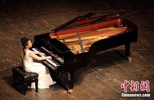 深圳青年钢琴家袁芳改编春天的故事献礼大运