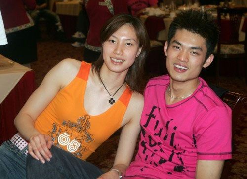 谢杏芳生日着清纯白裙与林丹甜蜜相拥庆祝图8