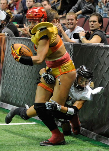 内衣橄榄球联赛激烈 比基尼美女火爆肉搏(组图)