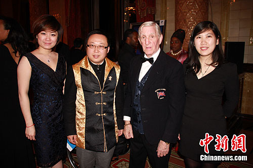 �й���ѧ�����׶ذ��˲����а��ݡ�Ӣ��Ů����