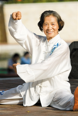 深圳祖孙三代切磋太极拳 年龄最大已83岁(图)
