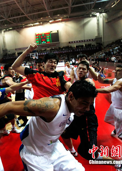 盘点篮球场火爆群殴:中国巴西全武行 奥本山经典(2)