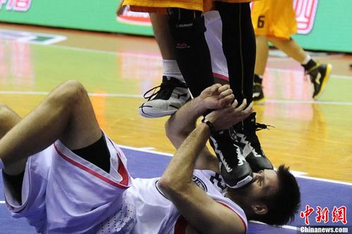 cba肉搏战外援脸部被踩 兰多夫当场休克(组图)