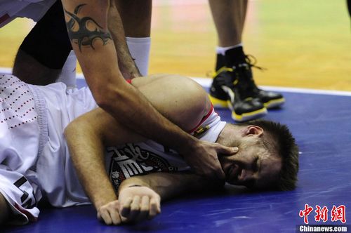 cba肉搏战外援脸部被踩 兰多夫当场休克(组图)(3)