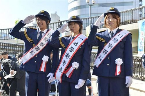 日本女足队员短裙制服亮相街头 客串当警察(图)(3)