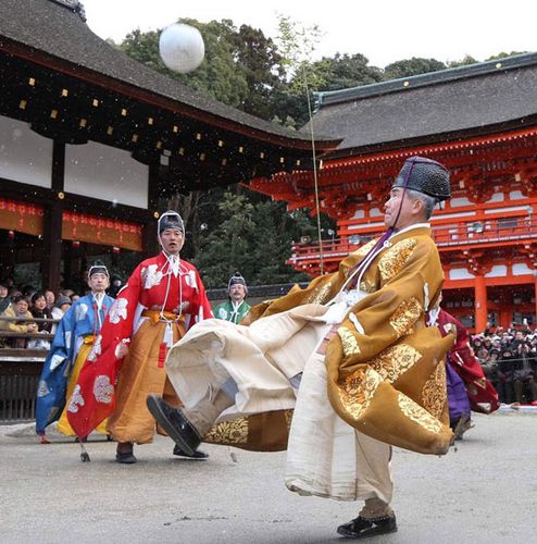 日本举行例行蹴鞠活动 仍是皇室常玩项目之一