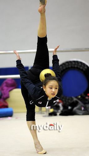 艺体萝莉苦练一字马 孙妍在柔韧惊人惹人疼(图)(4)