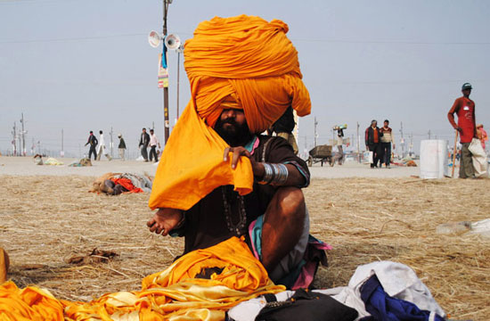 印度男子头裹76公斤头巾 云游四海宣扬和平(图)