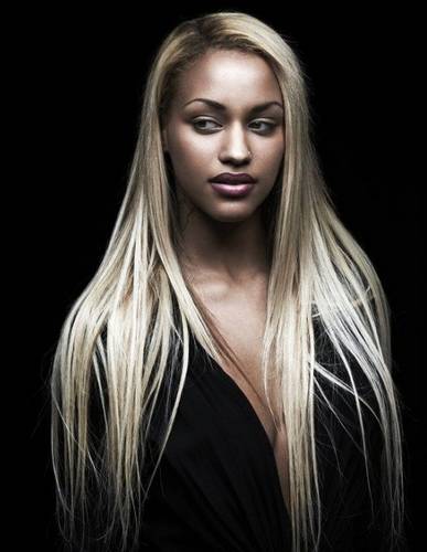 巴神与女友拍恩爱写真 半裸出镜秀健美肌肉(图)