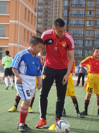 国足走进呼和浩特市校园于大宝:愿帮助孩子们
