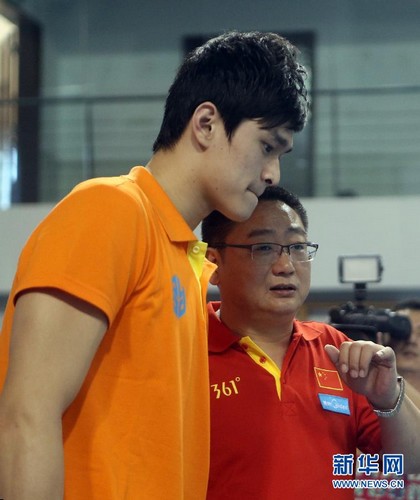 中国国家游泳队队员孙杨(左)与教练张亚东在训练前交流.