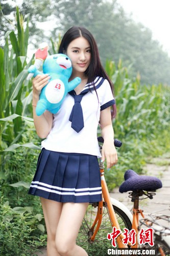 中新网7月19日电 近日,北京电影学院表演系吕艺瓷,身穿学生制服,与