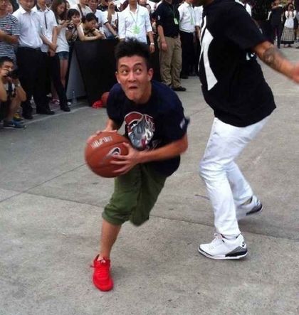陈冠希打篮球脸部扭曲遭调侃酷似赵本山(图)