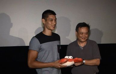 李安弟弟送林书豪螃蟹玩偶盼豪小子横行NBA(图)