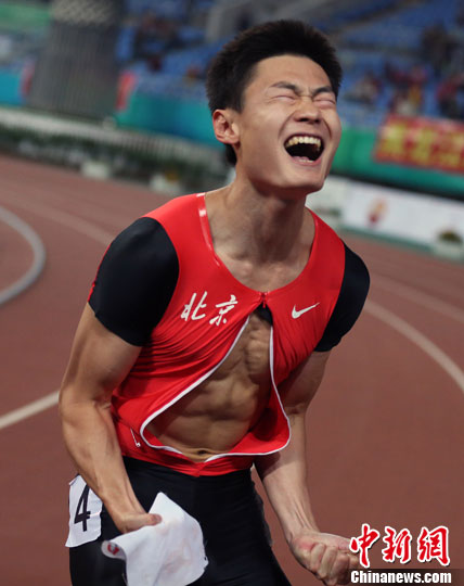 张培萌赢得"百米飞人" 撕裂上衣大声怒吼