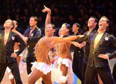 �˶��赸�����¹�������Ů��������Ť���Σ�ͼ��