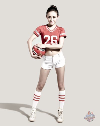 足球宝贝力挺红魔曼联 超短球衣秀小蛮腰(组图)