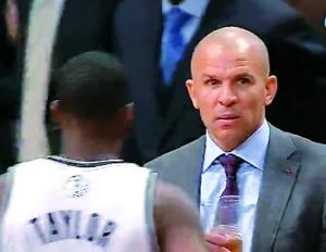 基德“急中生智”演小把戏暗示队员撞倒自己(图)