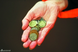 伦敦德比沃尔科特伤退 担架上挑衅竟被钱砸(图)