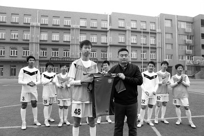 ��豻�ĸУ��ʮ������С��Ա��������������