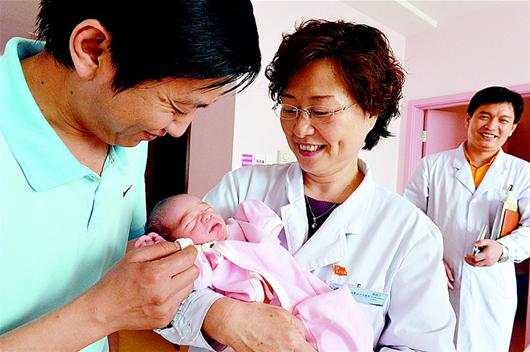 桑兰瘫痪16年后喜为人母产下男婴母子健康(图)