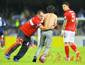 张琳芃澄清亚冠插曲裸奔球迷实为要球衣(图)