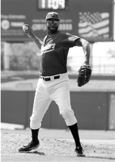 麦蒂正式亮相棒球赛欲给球队带来额外收益(图)