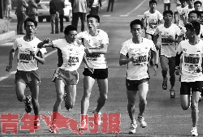 西安路跑演闹剧选手遇拳打竟查不到打人者(图)