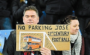 穆氏大巴如何能破?球迷打出标语表达不满(图)