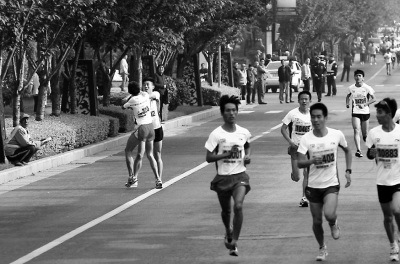 西安长跑选手同一地点2次被打因实力太强?(图)